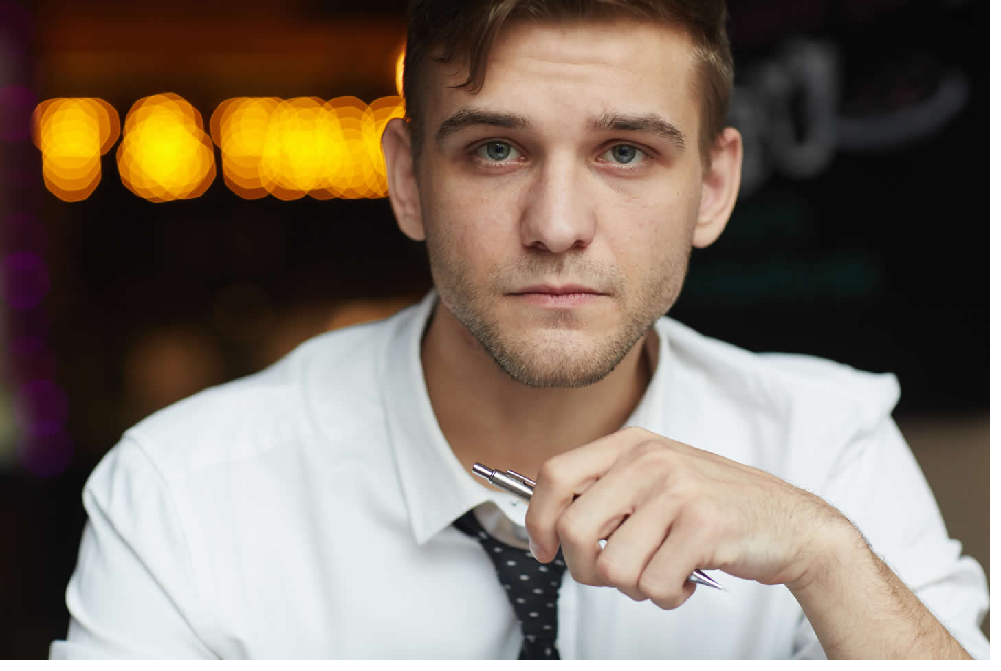 Dr. Dante Mendes – "O Arquiteto da Calma Interior" Especialidade: Transtornos de Ansiedade (TAG, Pânico, Fobias, TOC) e manejo do estresse crônico em profissionais. Abordagem: Dr. Dante compreende as pressões da vida moderna e atua como um arquiteto, ajudando seus pacientes a construir uma fortaleza de calma interior. Sua prática integra a farmacologia com técnicas de relaxamento, mindfulness e reestruturação cognitiva, capacitando o indivíduo a lidar com a ansiedade de forma eficaz e a retomar o controle de sua rotina. Endereço: Avenida Ernani do Amaral Peixoto, 36, Edifício Central, Sala 1101 – Centro, Niterói – RJ Telefone: (21) 99876-4321